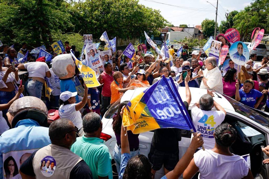 Sílvio e Joel realizam caminhada pelo bairro Mocambinho e reúnem multidão de eleitores